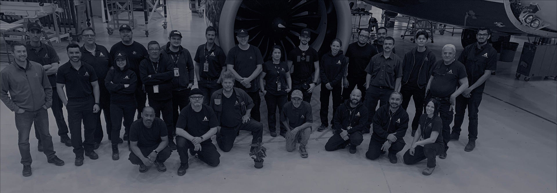Équipe Avianor dans le hangar