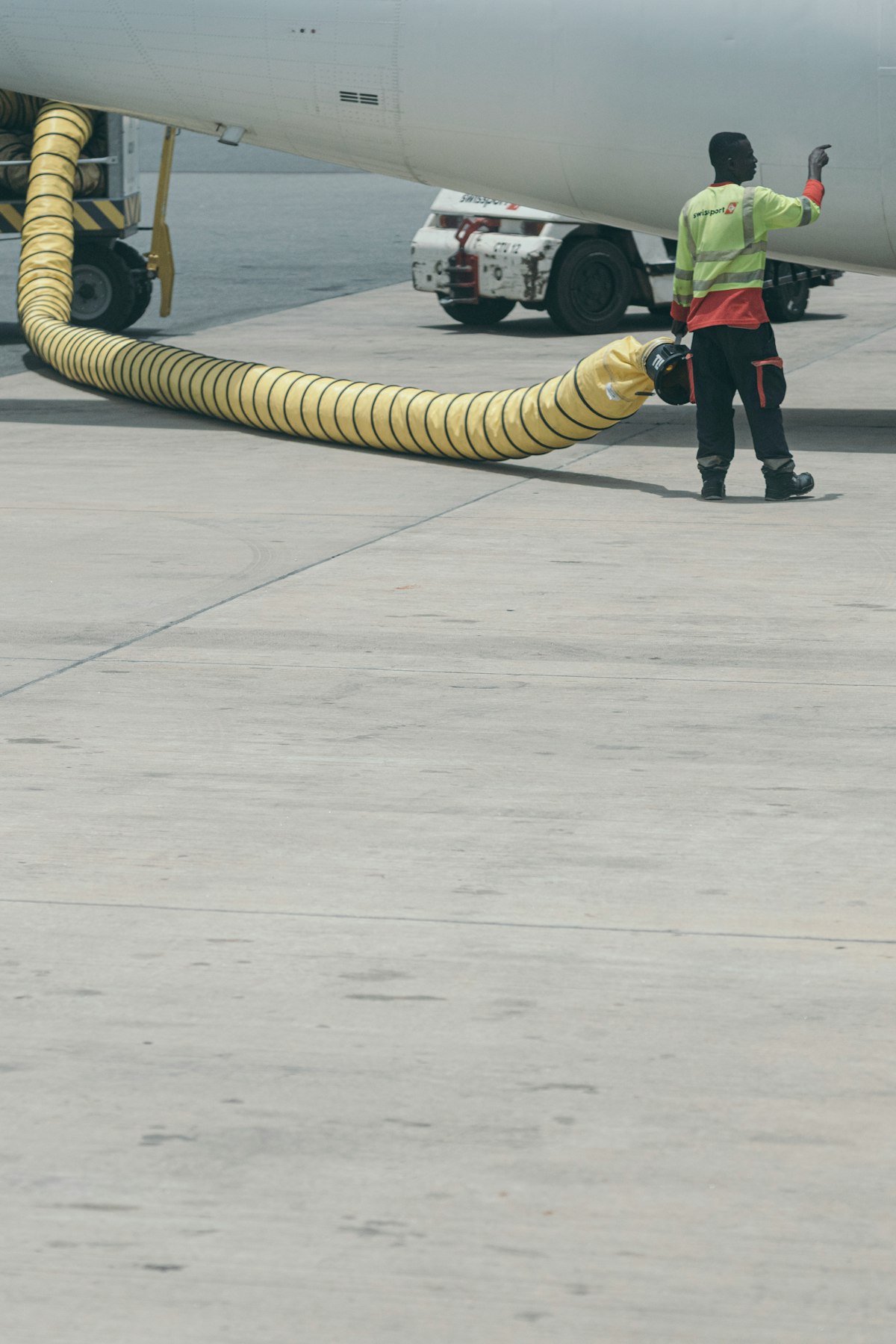 Équipe au sol intervenant sur un avion
