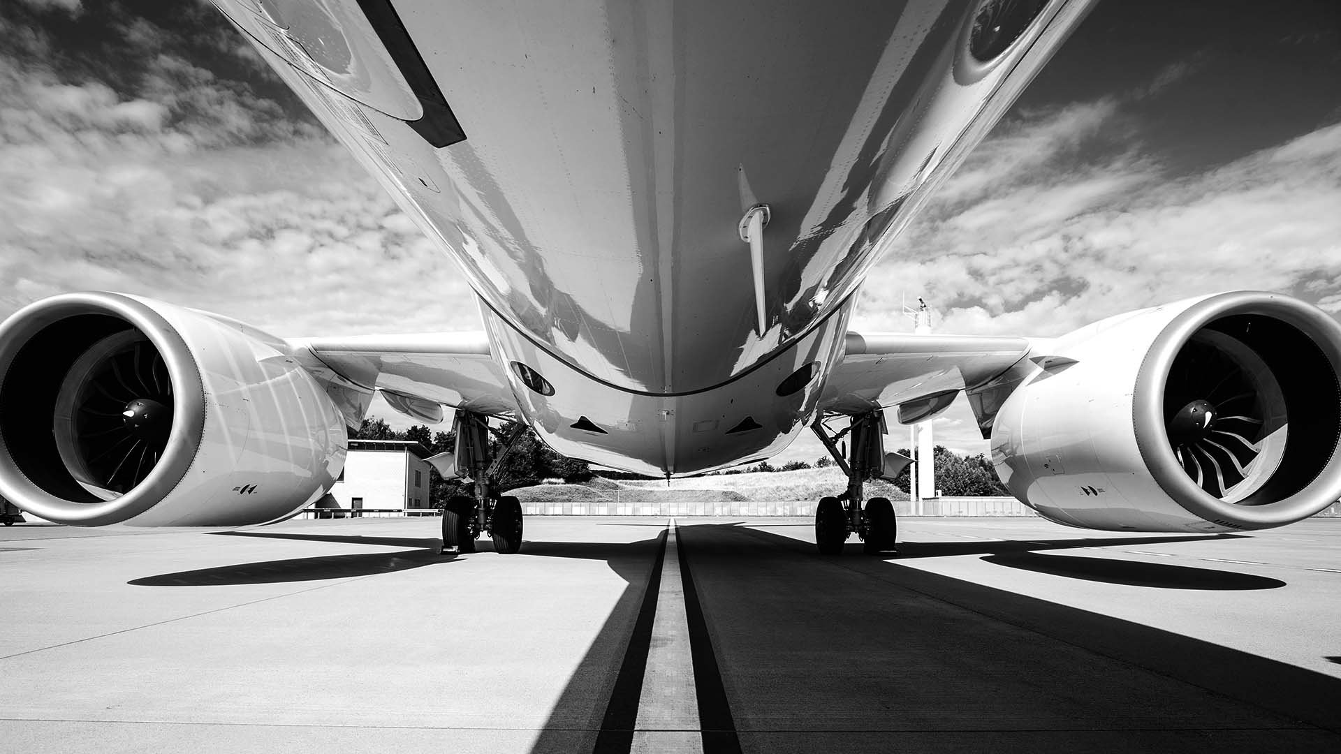 Avion de ligne vu de dessous sur le tarmac