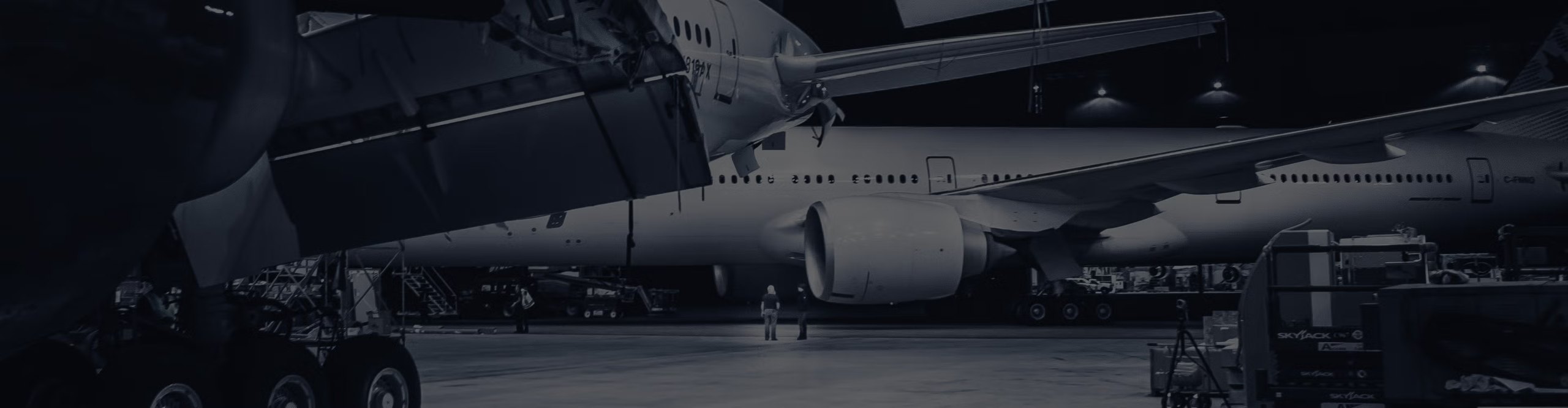Gros porteur en maintenance dans le hangar Avianor
