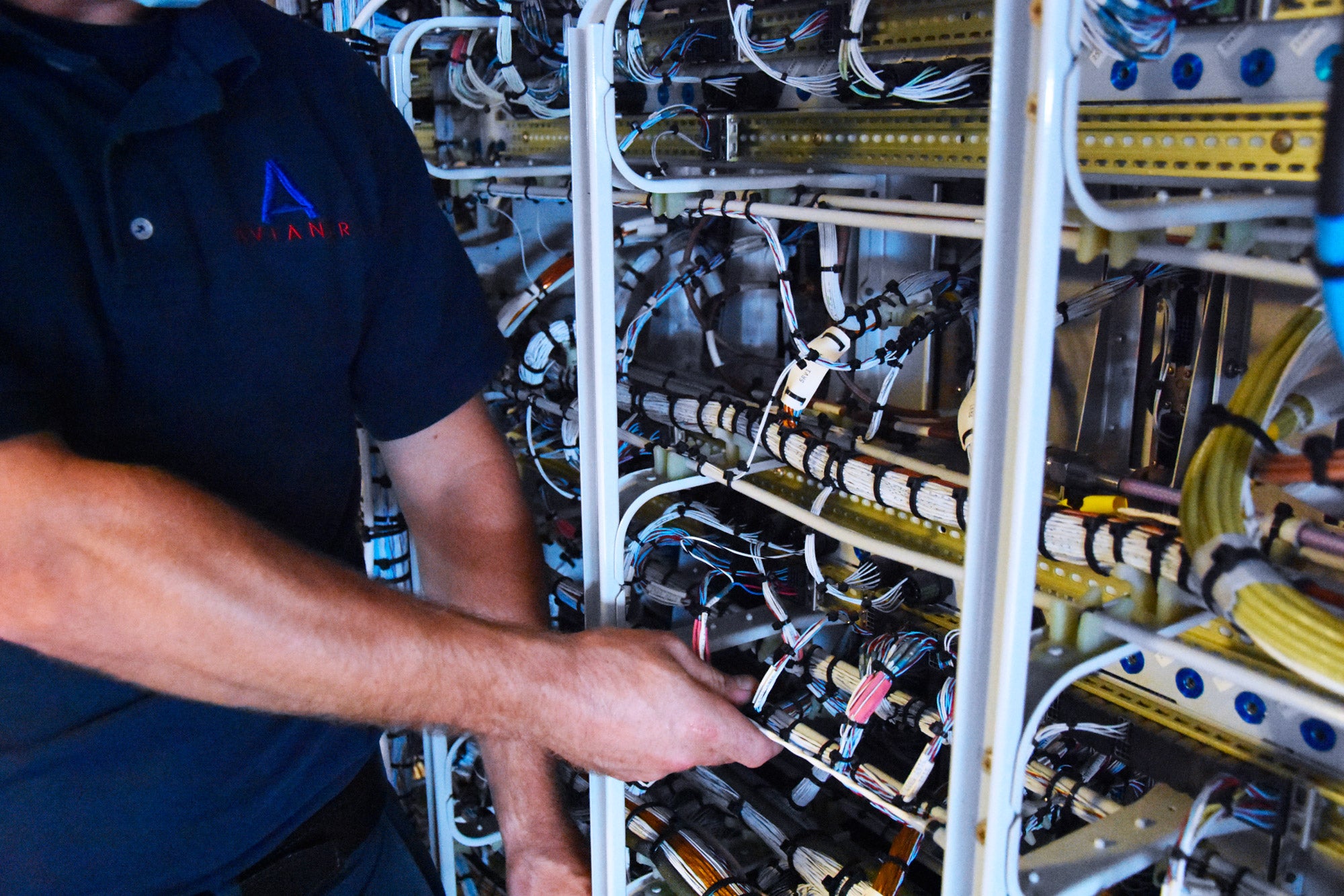 Technicien Avianor intervenant sur un système électrique